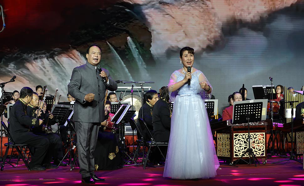 王玉凤、王力军演唱《中国脊梁》