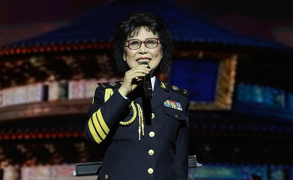 卞小贞演唱《泉水叮咚》、《太阳最红毛主席最亲》