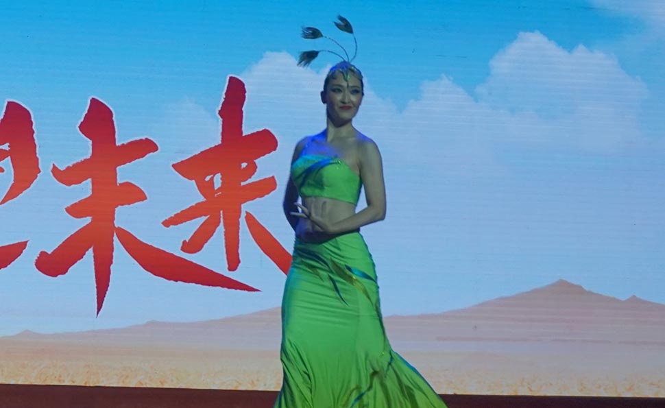 陈吟吟表演《孔雀舞》