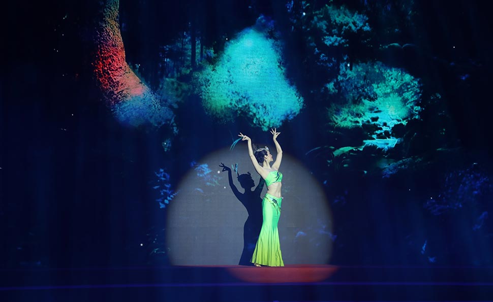 陈吟吟表演《孔雀舞》