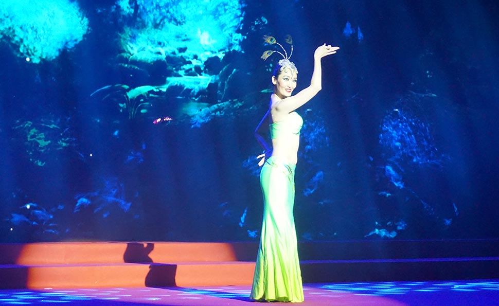 陈吟吟表演《孔雀舞》