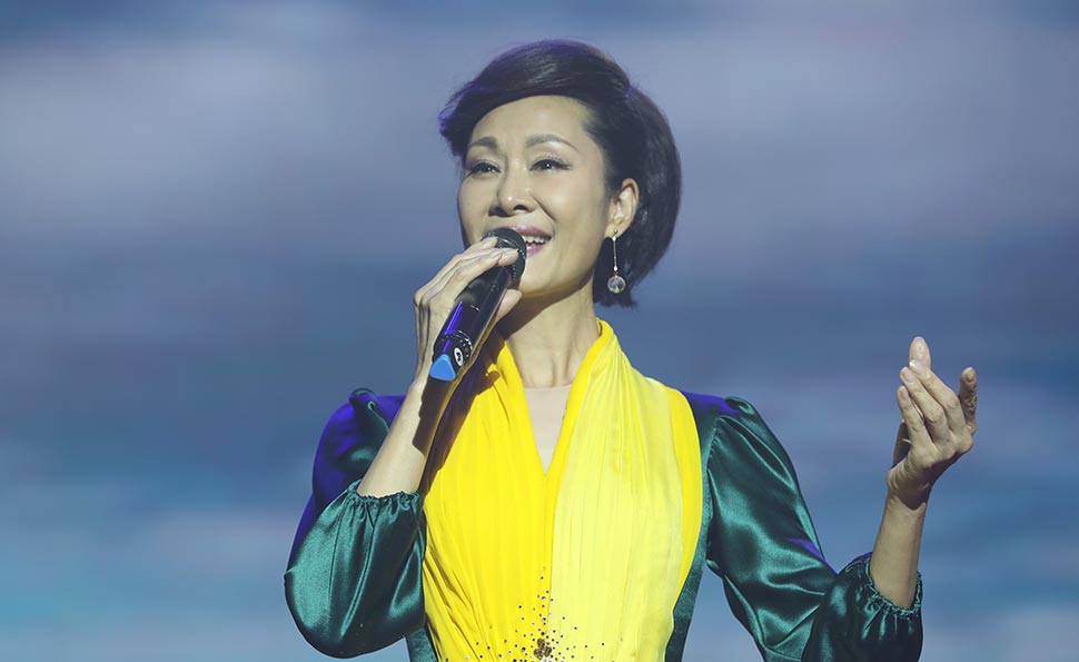 于文华演唱《 在希望的田野上 》、《 想起老妈妈 》