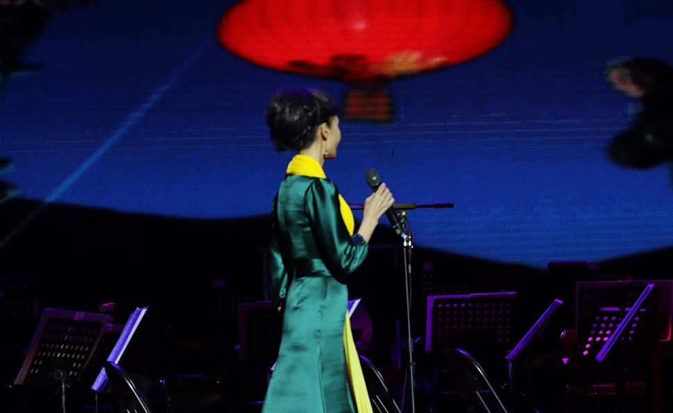 于文华演唱《 在希望的田野上 》、《 想起老妈妈 》