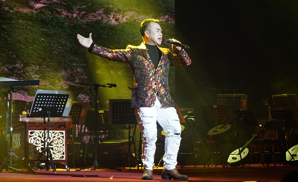 胡玉演唱《百姓英雄》