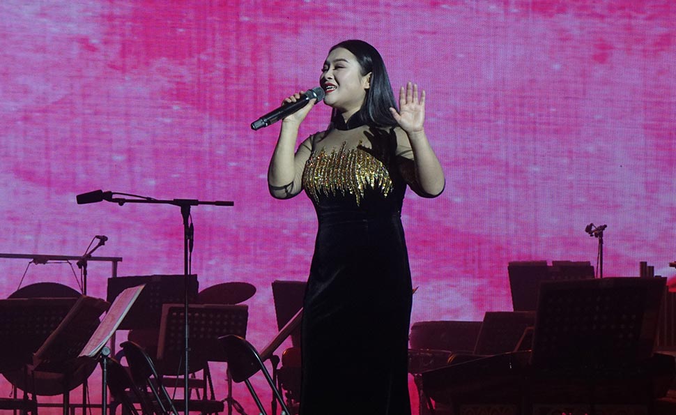 宗丽朦演唱《月亮代表我的心》、《甜蜜蜜》