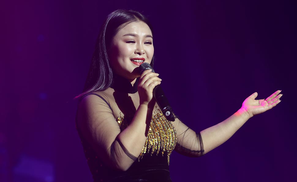 宗丽朦演唱《月亮代表我的心》、《甜蜜蜜》