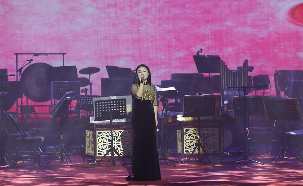 宗丽朦演唱《月亮代表我的心》、《甜蜜蜜》