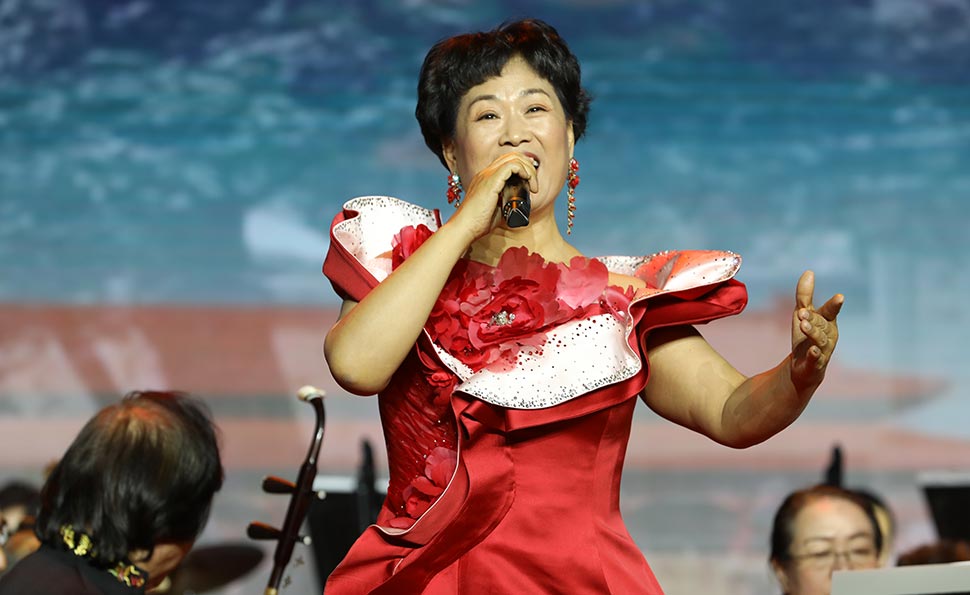 曹怡然演唱《我爱你中国》、《江山》